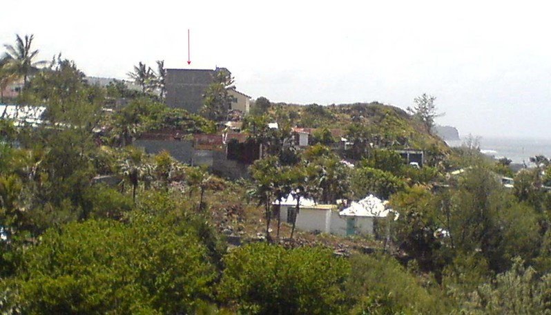 Immeuble sur plus de 3 niveaux, détonnant dans le paysage littoral (entrée sud de Grand-Bois)