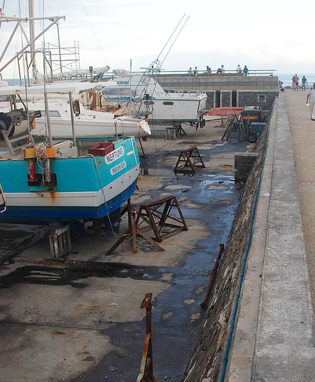 Saint-Pierre, pollution sur le port : SVP les élu(e)s réagissez !