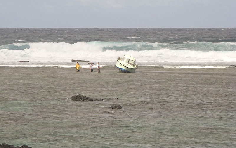Bateau de pêche enlevé du lagon de Saint-Pierre