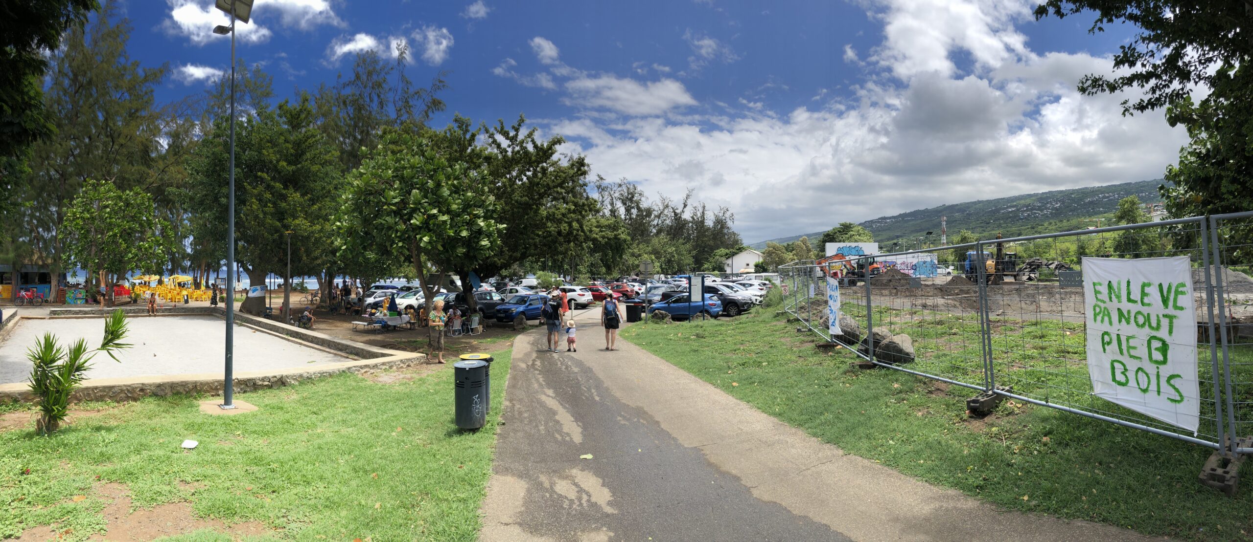 Alerte sur notre bord de mer ! Skate-park béton + AOT privatisation, contestables sur le littoral à Saint-Leu.